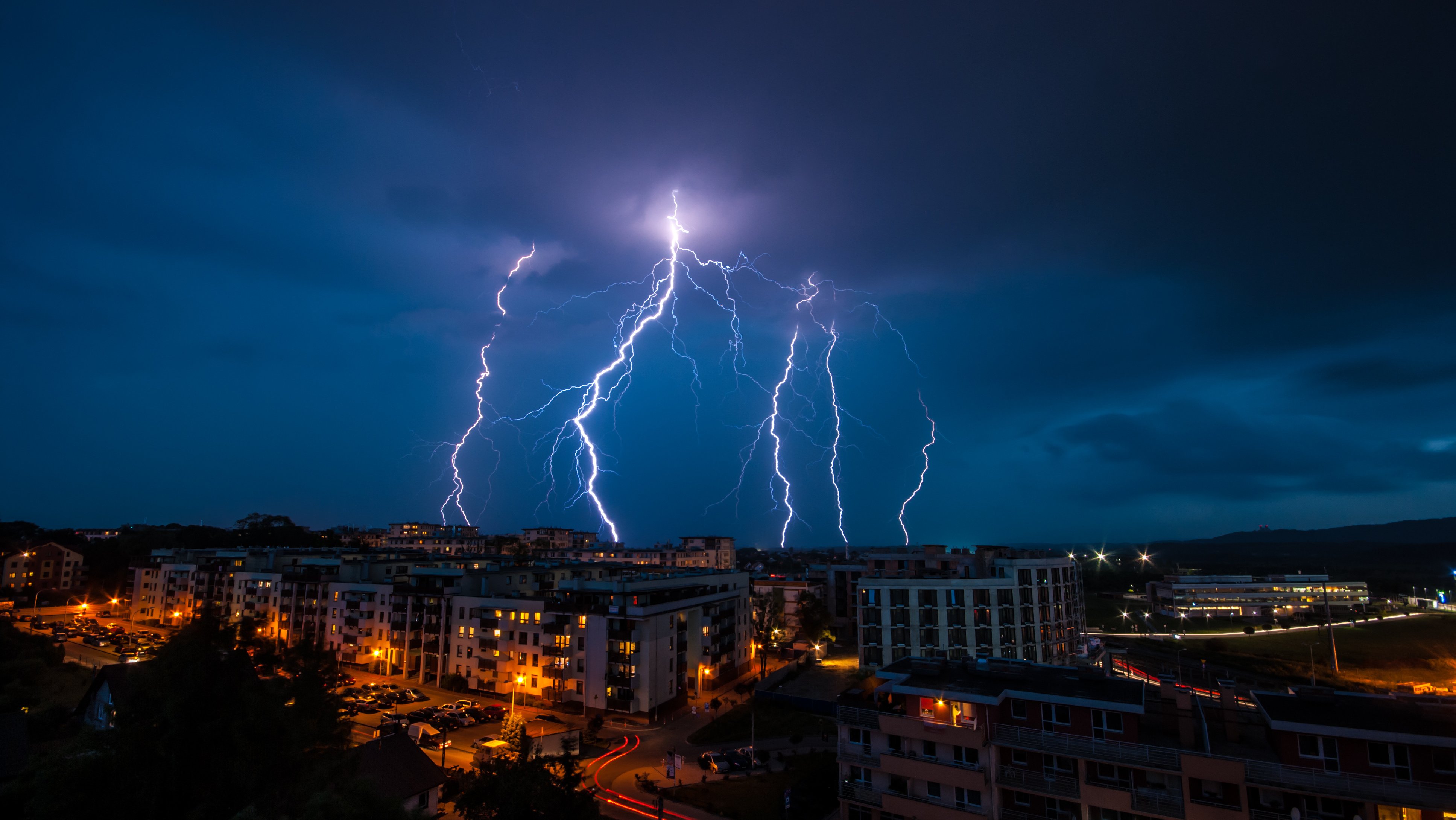 Burze nad Polską już w tym tygodniu. RCB apeluje o zabezpieczenie dobytku