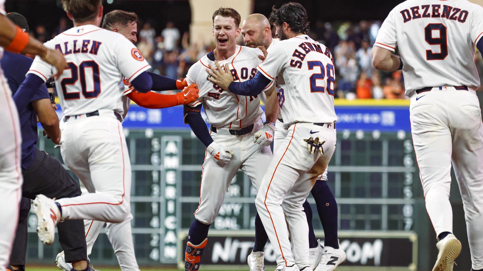 Astros cap off absolutely insane day of comebacks, walk-offs
