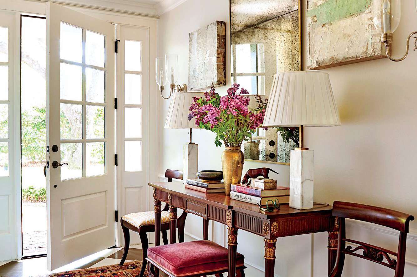 4 things designers say you should never keep in your entryway