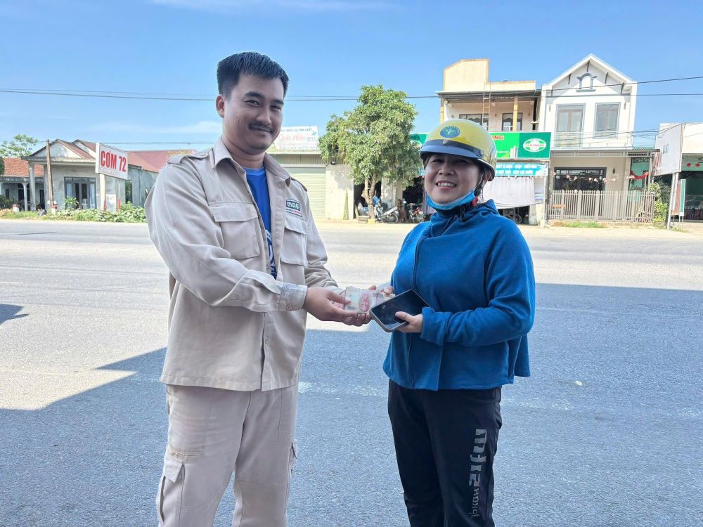 Đoàn viên công đoàn Dự án MAG Quảng Trị trả lại tiền cho người đánh rơi
