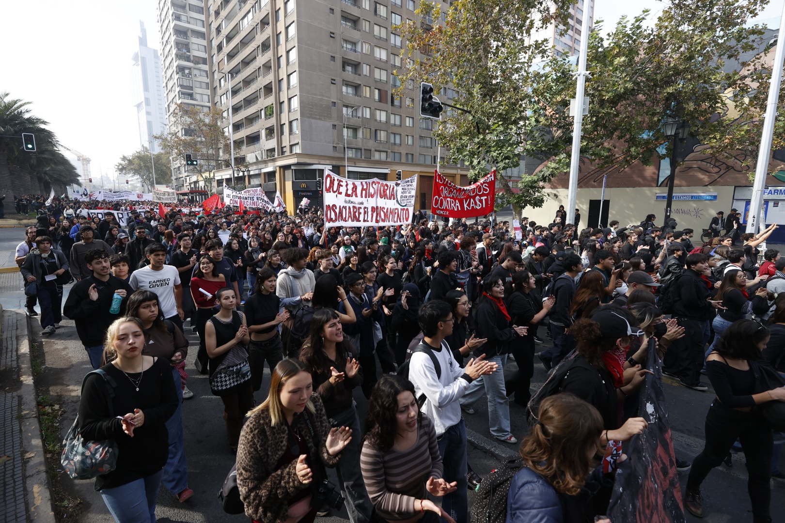 Estudiantes chilenos protestan contra el alza del costo de la vida y ...