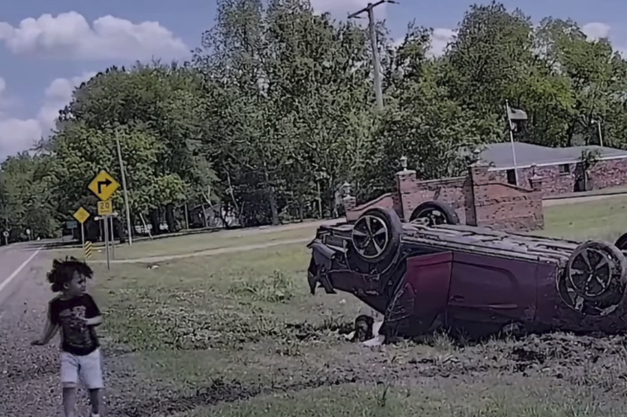 Video shows toddler escape rollover crash after mom’s high-speed chase ...
