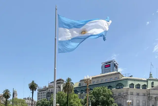 Inflación en Argentina baja a 2,6% en abril, primer descenso mensual en ...