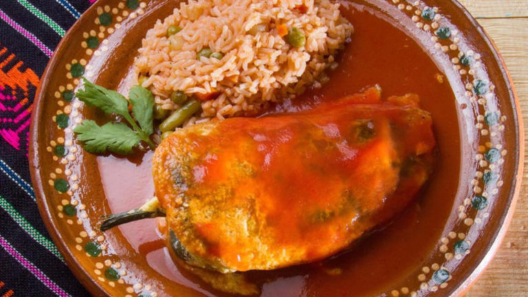 Prepara chiles rellenos de queso capeados; trucos para hacerlos perfectos