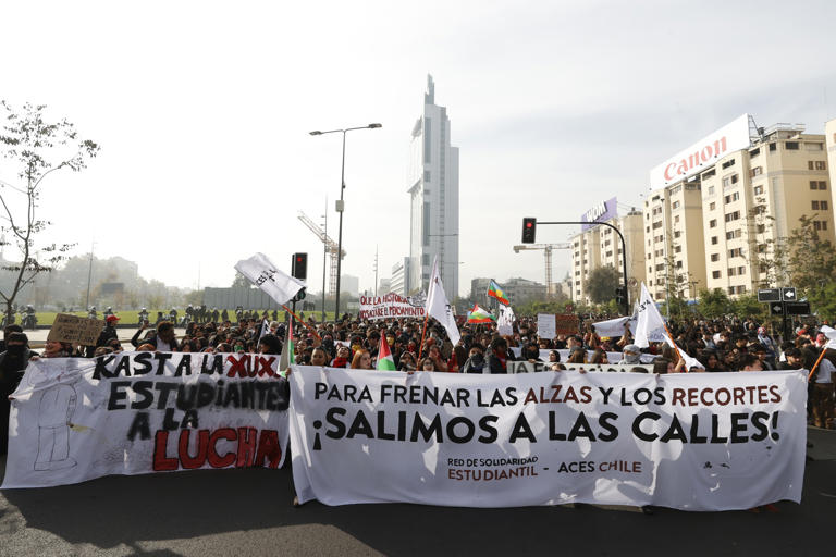 Estudiantes chilenos protestan contra el alza del costo de la vida y ...