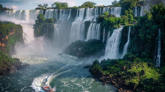 Garganta del Diablo en riesgo: podrían desmontar las pasarelas de las Cataratas del Iguazú por una crecida histórica