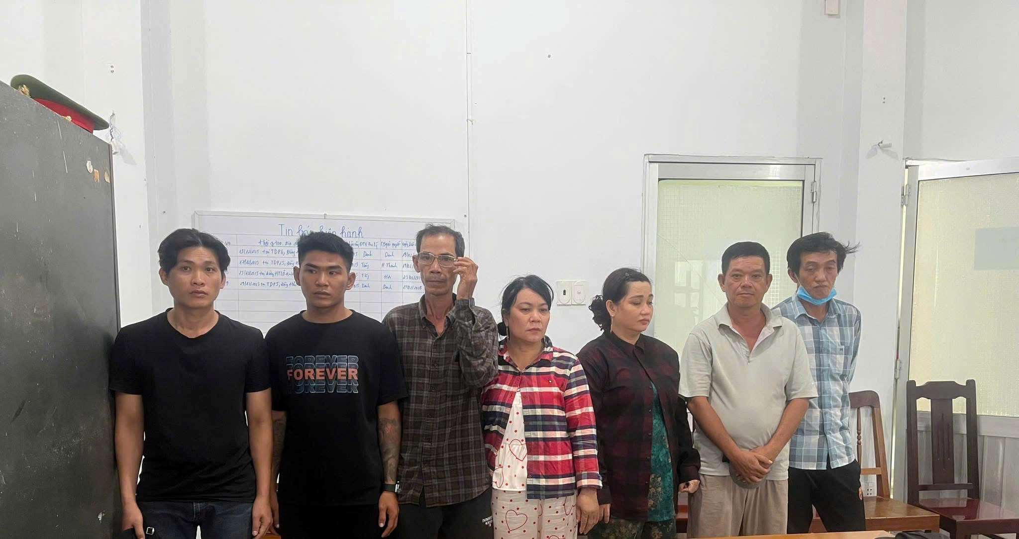 Công an ở Khánh Hòa bắt quả tang nhóm người xóc bầu cua ăn tiền