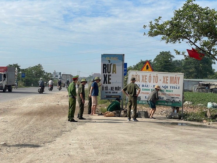 Xử lý hàng loạt hành vi vi phạm trật tự xây dựng, lấn chiếm vỉa hè, chợ tự phát ở Hà Nội