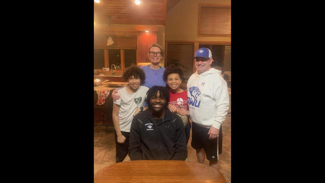 Mom traveling to son's college graduation dies in Missouri car crash ...