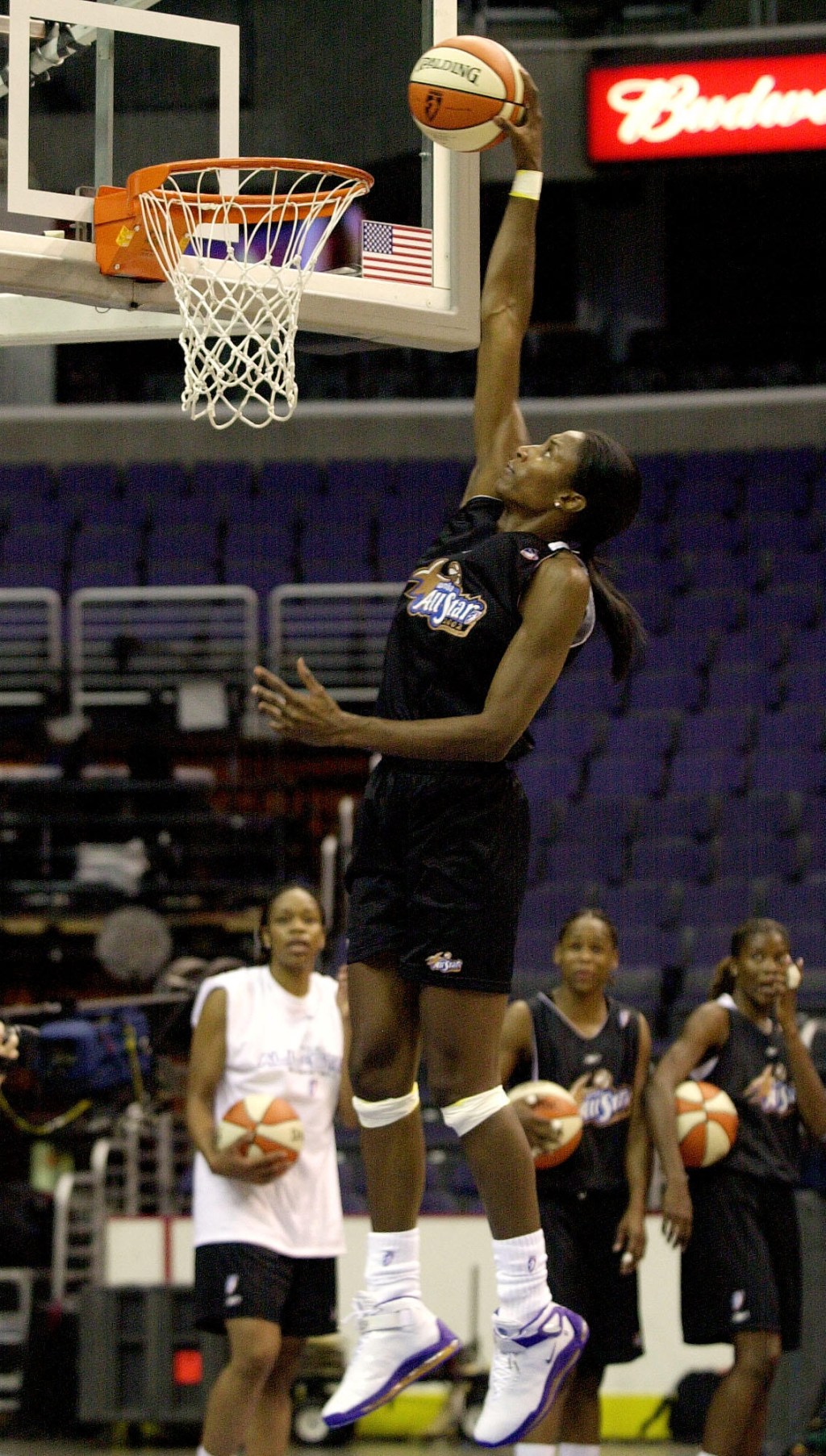 SoCal legend Lisa Leslie becomes the first WNBA player to get a statue ...