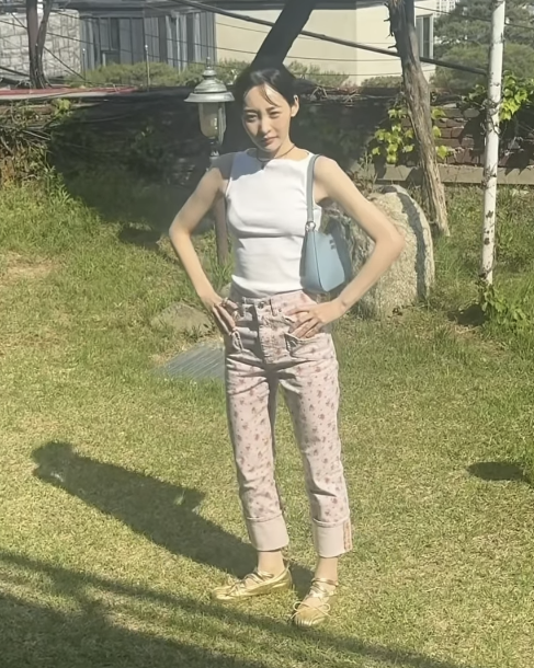 Bone-thin after '-9kg', Kim Min-ha pulls off floral pants perfectly