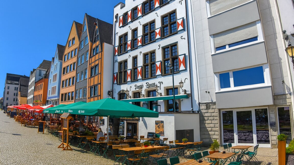 Walking through Cologne old town in Germany (4K)