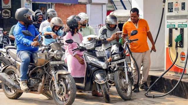 ऊंट के मुंह में जीरा! पेट्रोल-डीजल का रेट 3-3 रुपये से बढ़ने से टल गया बड़ा  संकट?