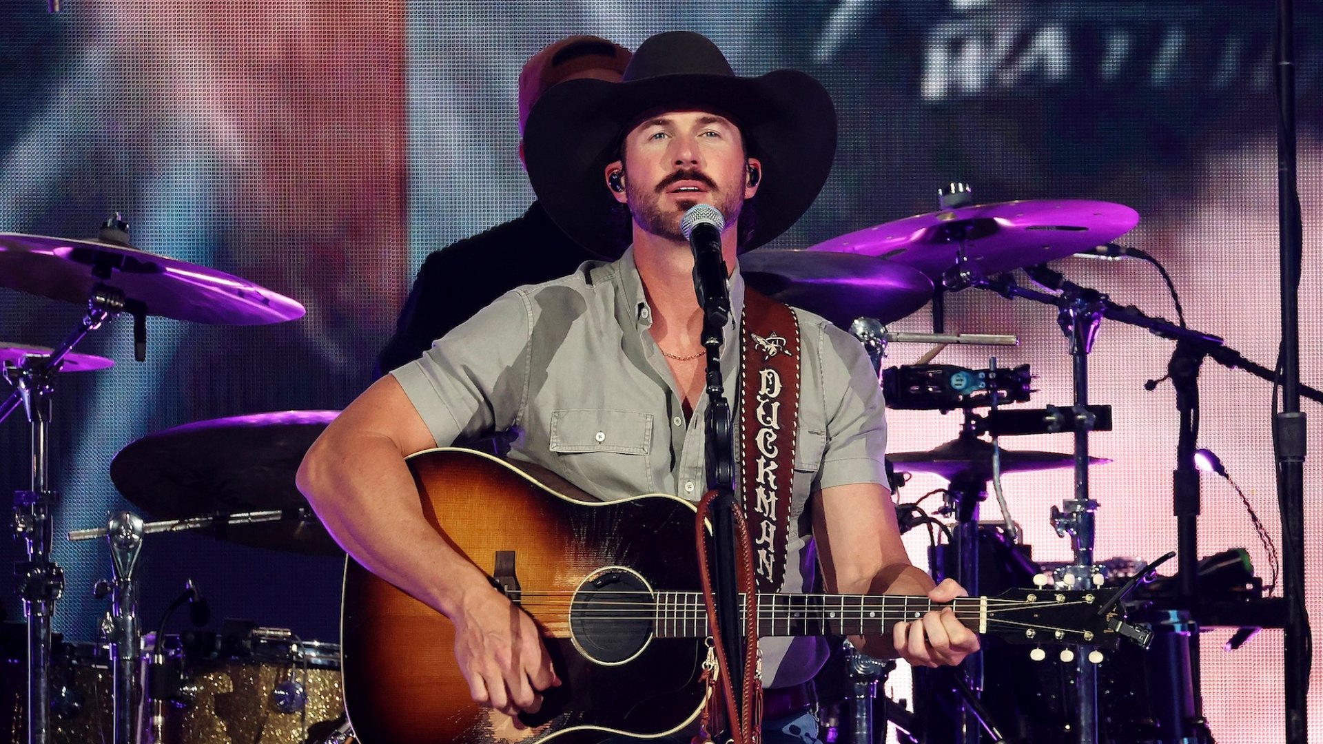 Riley Green goes viral for sweet moment with young fan at Georgia show