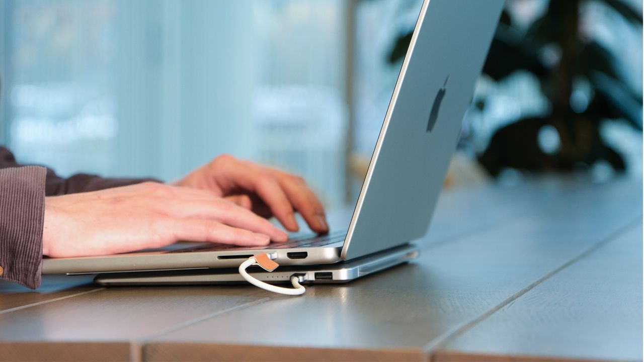 Ultra-slim power bank with replaceable battery aims targets ...