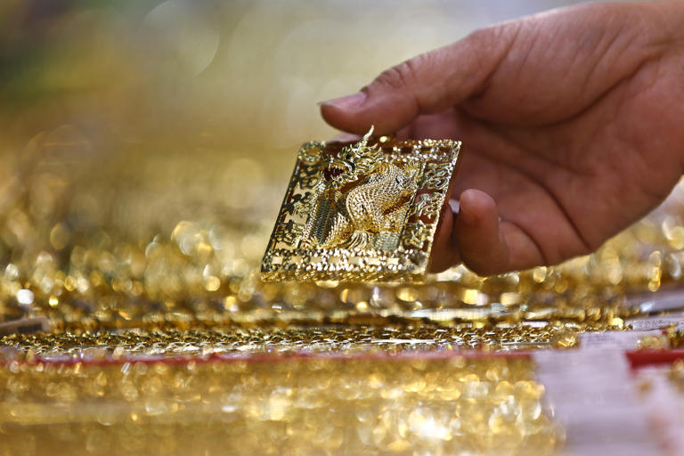 Gold prices drop