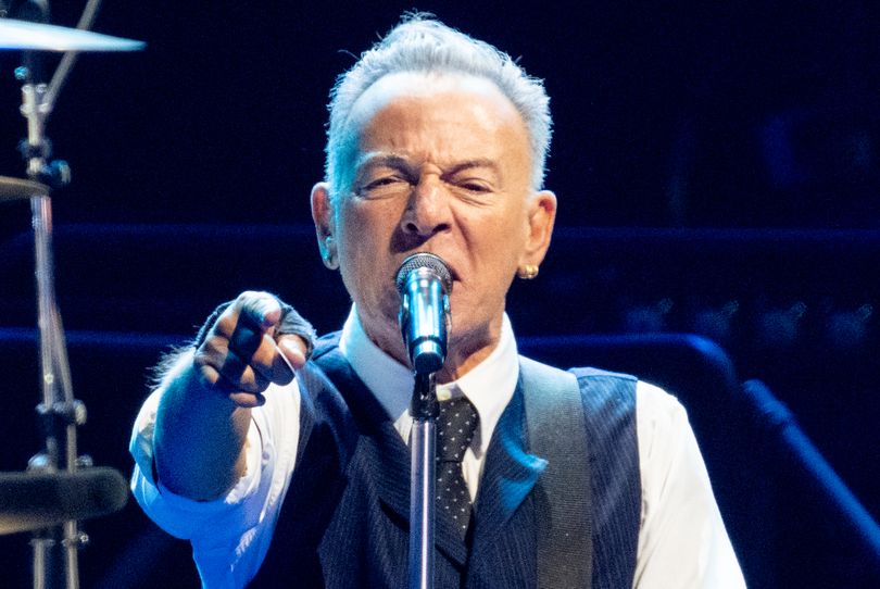 Bruce Springsteen brutally snubs Chris Christie as he performs in New York