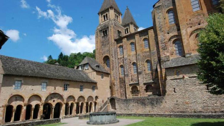 El pequeño pueblo francés del Camino de Santiago que tiene una abadía ...