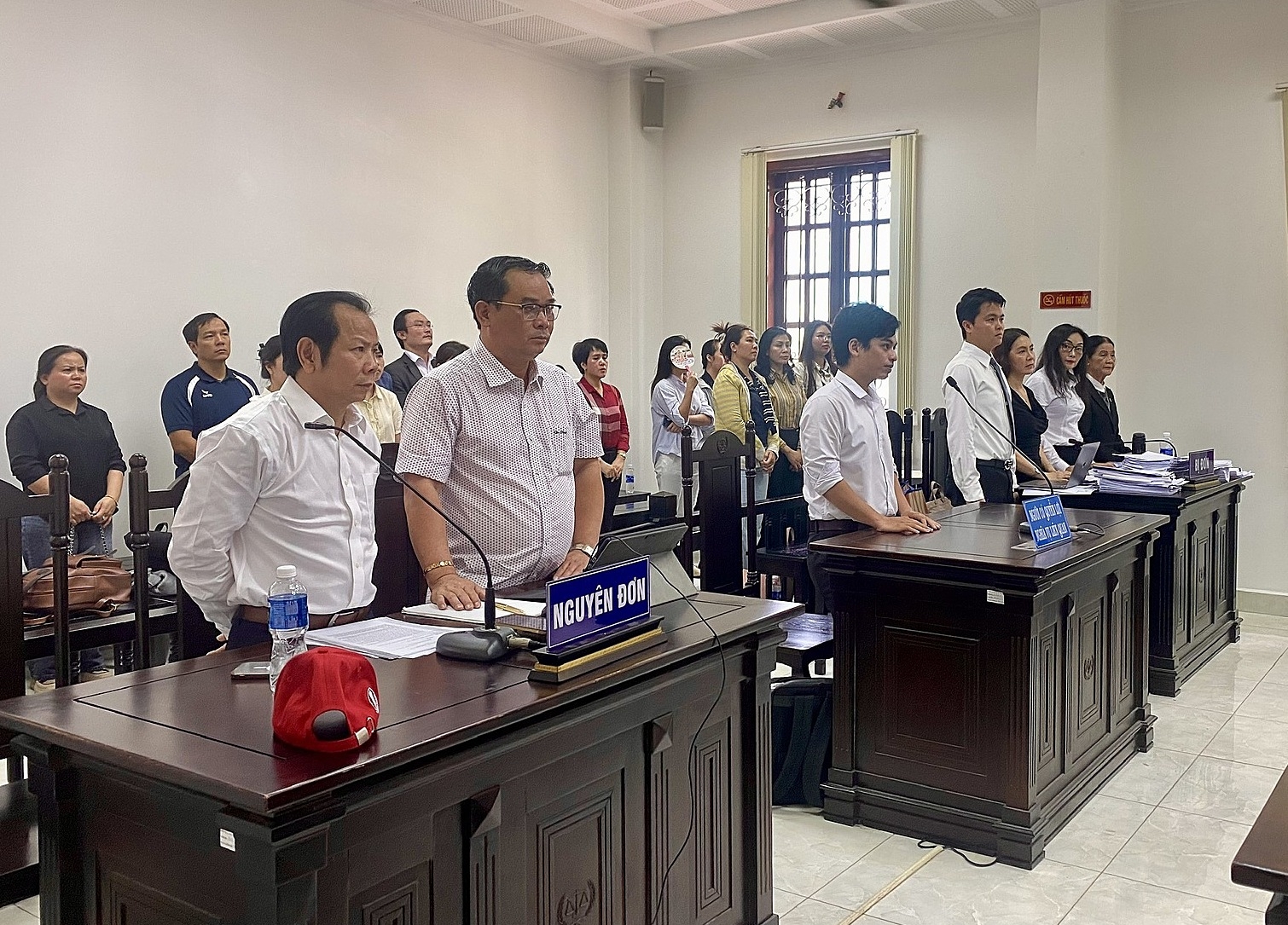 Ông Hồ Ngọc Tiên Trung (hàng đầu, bên trái) tại phiên xử ly hôn hồi tháng 5/2026. Ảnh: Hải Duyên