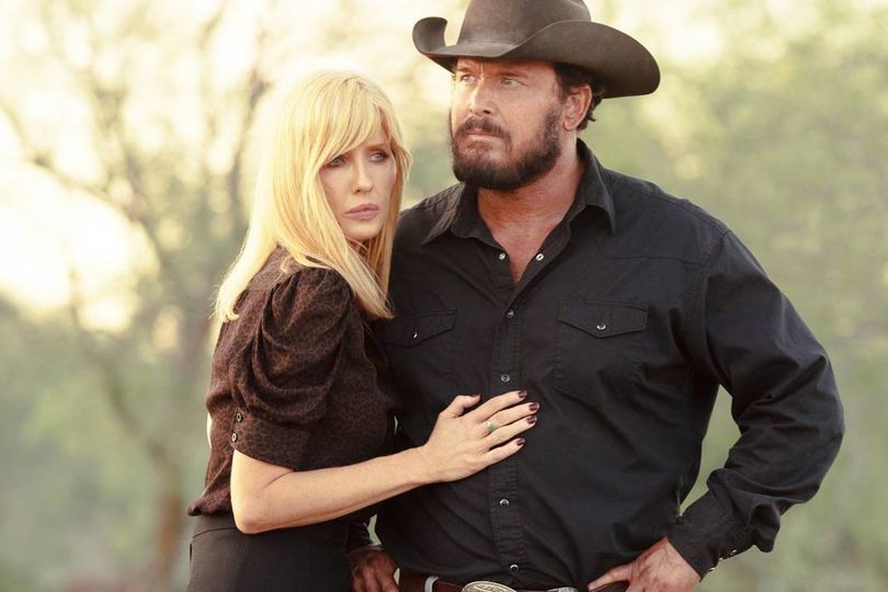 Kelly Reilly takes fans behind the scenes of Dutton Ranch with 'pinch ...