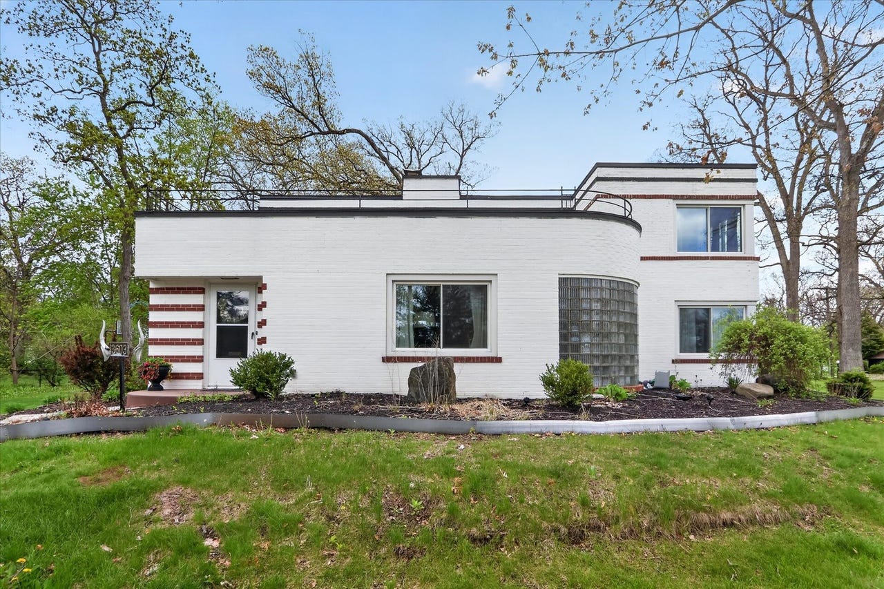 On the market: Jesse Barloga home has curved glass walls