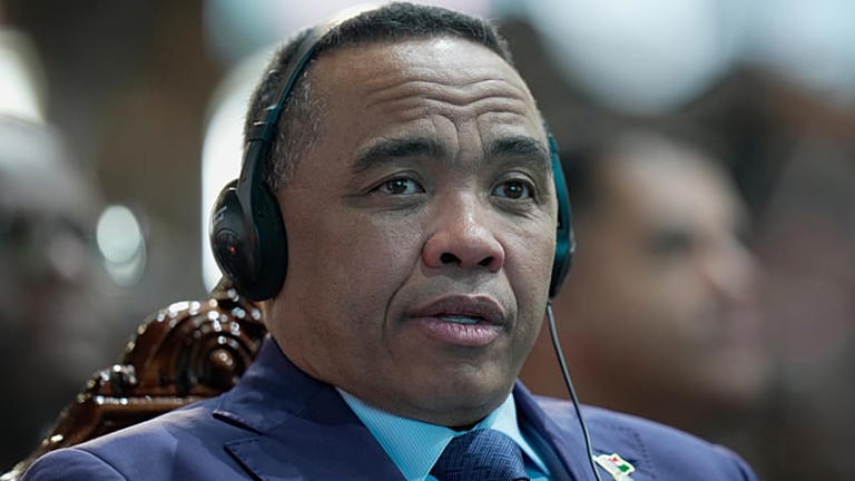 Madagascar : l’opposition réclame la destitution du colonel Randrianirina. (Président, vous ne bougez pas, dans un pays où le vol est un sport national, il faut des hommes à poigne comme vous. Dixit AM