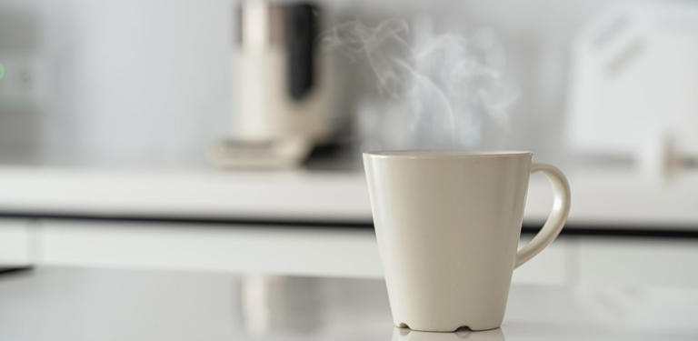 كوب من الماء الساخن