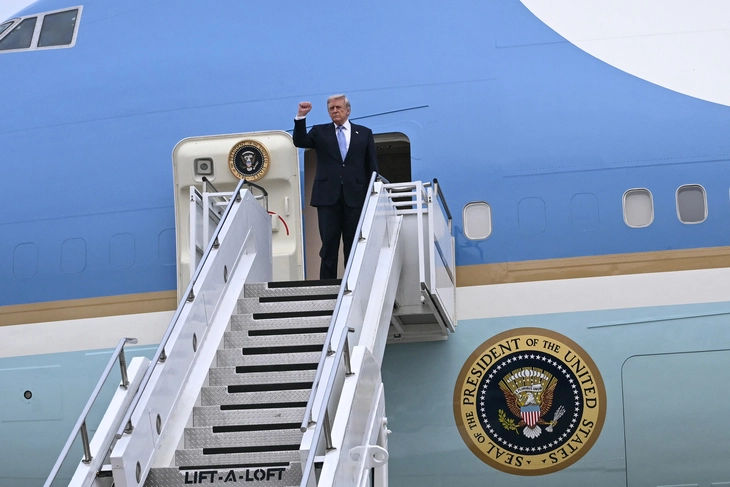 Ông Trump giơ nắm tay thể hiện quyết tâm khi lên chuyên cơ rời Trung Quốc