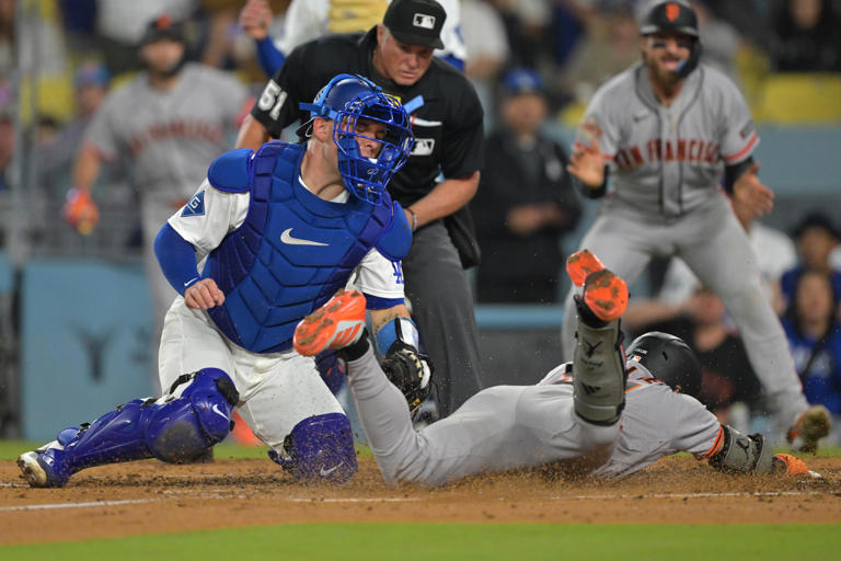 Splitting town: Giants slink out of LA with bats between legs