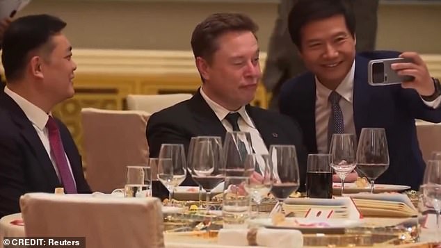 Musk reluctantly agreed to a selfie with Xiaomi CEO Lei Jun, posing with a strange, wink-like expression