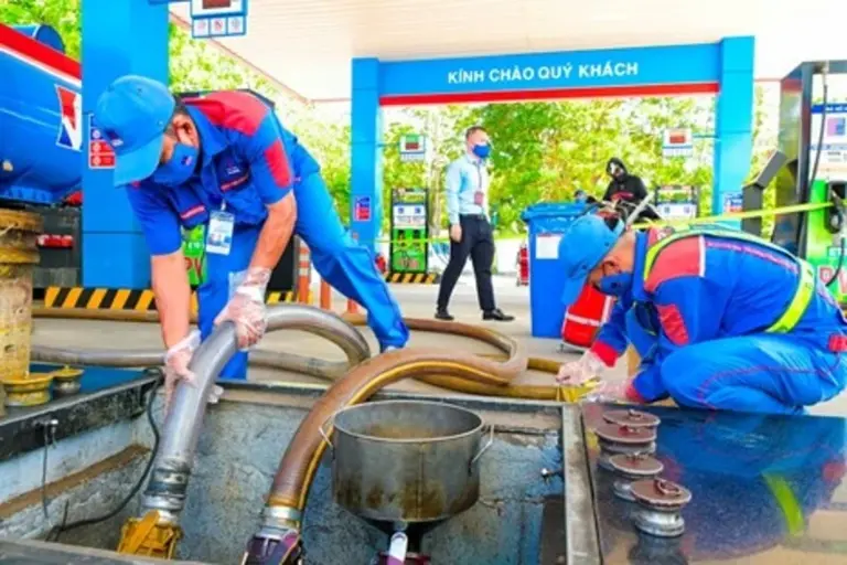 Các cửa hàng đã thực hiện vệ sinh bồn chứa, kiểm tra độ kín và đánh giá khả năng tương thích của thiết bị với xăng E10. (Ảnh: CTV/Vietnam+)