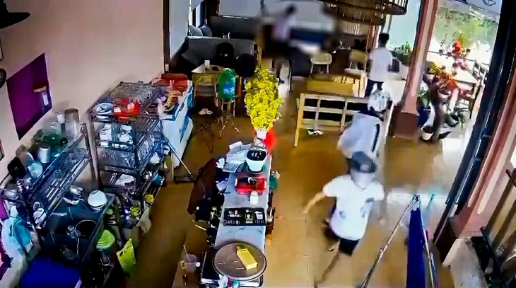 Bắt tạm giam 12 học sinh trong vụ xông vào quán cà phê chém người tử vong