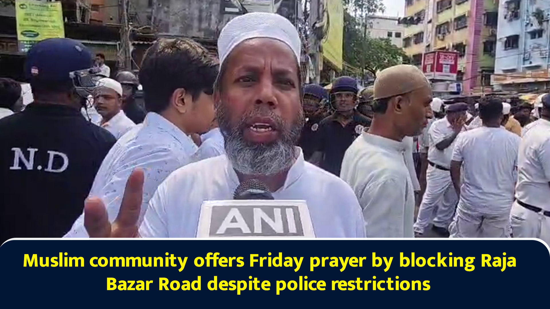 Muslim community offers Friday prayer by blocking Raja Bazar Road ...