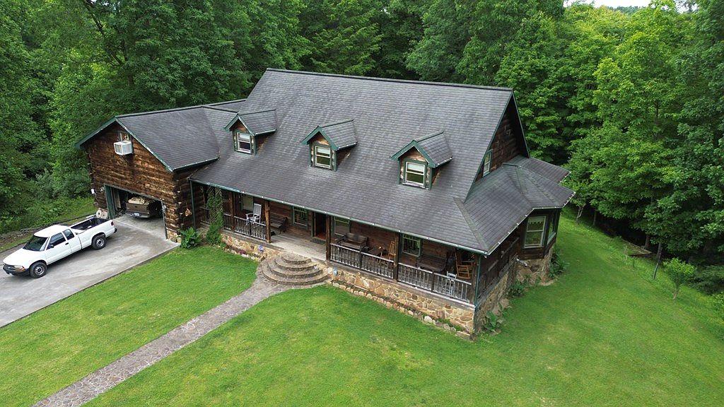 Stunning 1999 log cabin retreat in Birchleaf, Virginia, nestled on 60 ...