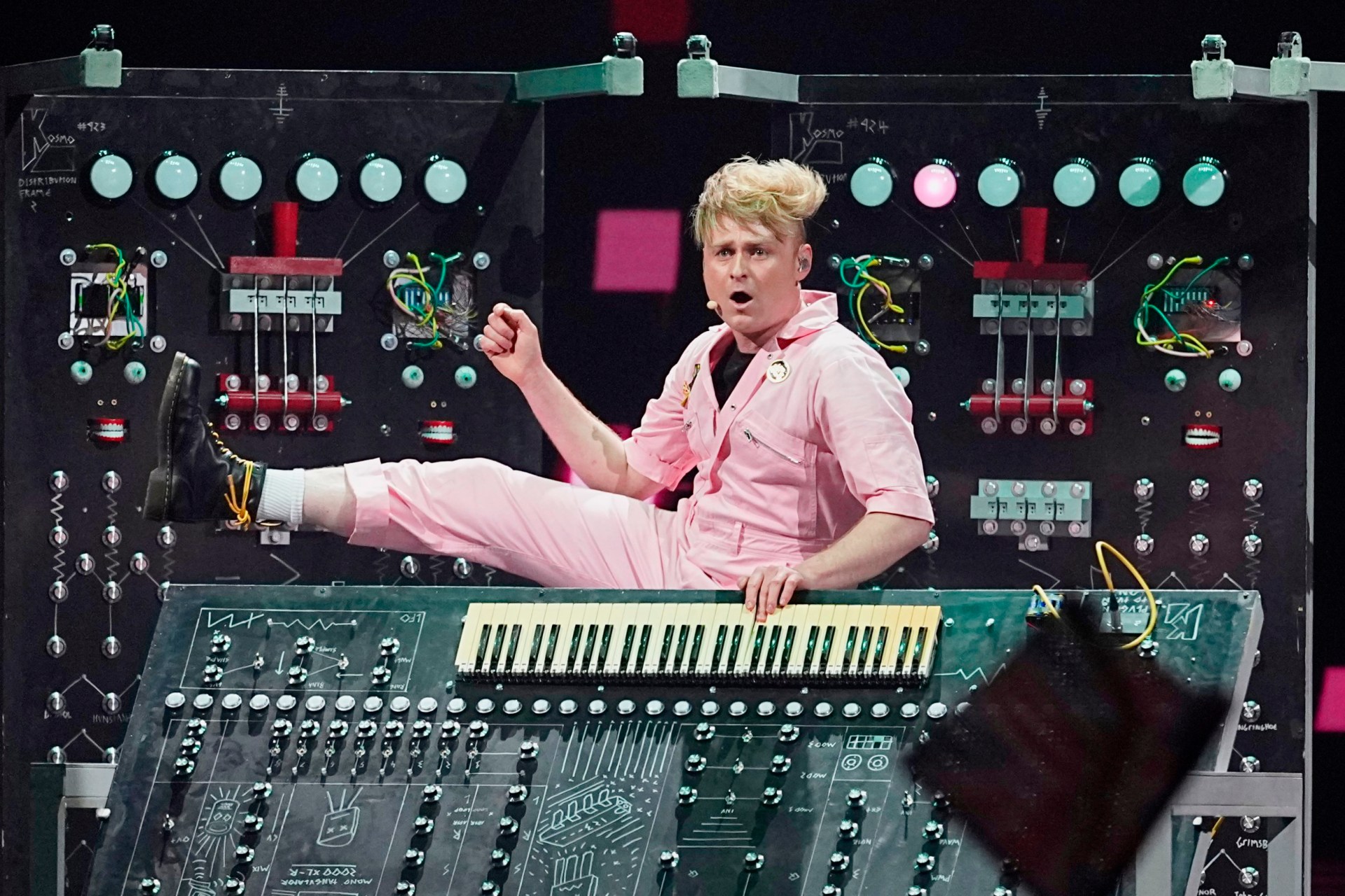I didn’t hear a single person clap for UK’s Eurovision act Look Mum No ...