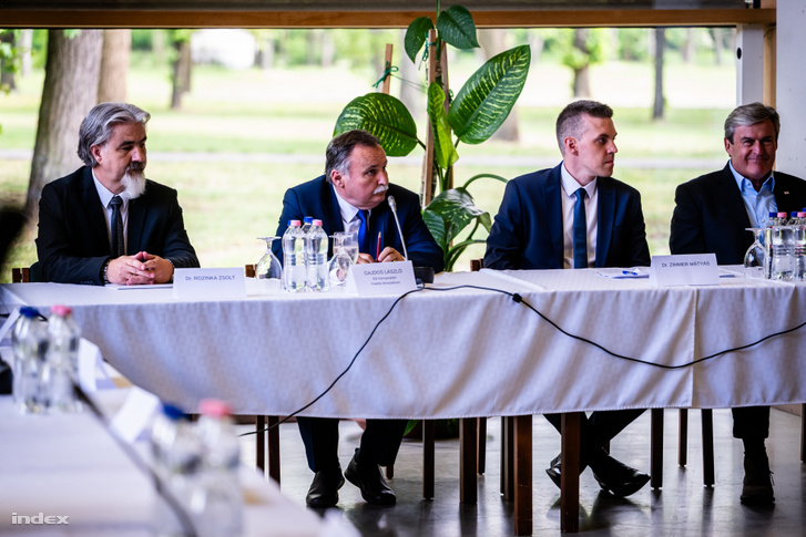 Olyan személyek is felbukkantak a Magyar kormány első ülésén, akiknek ...