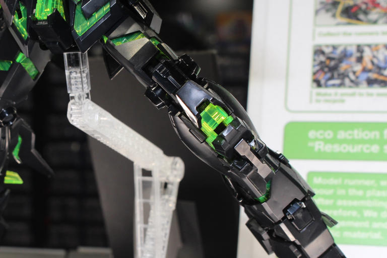 漆黒の機体はリサイクルの証。「MG 1/100 ユニコーンガンダム [リ