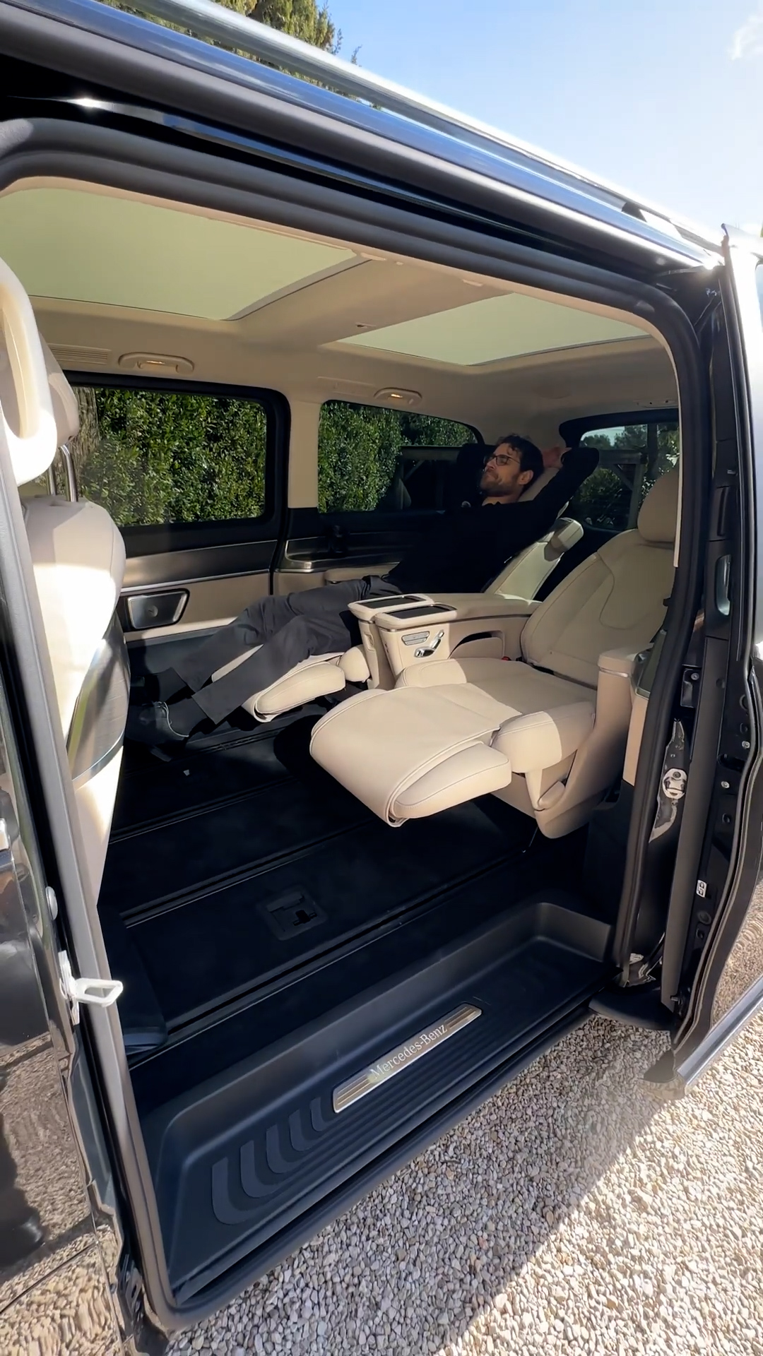 A close look at the comfort of the Mercedes V-Class seats