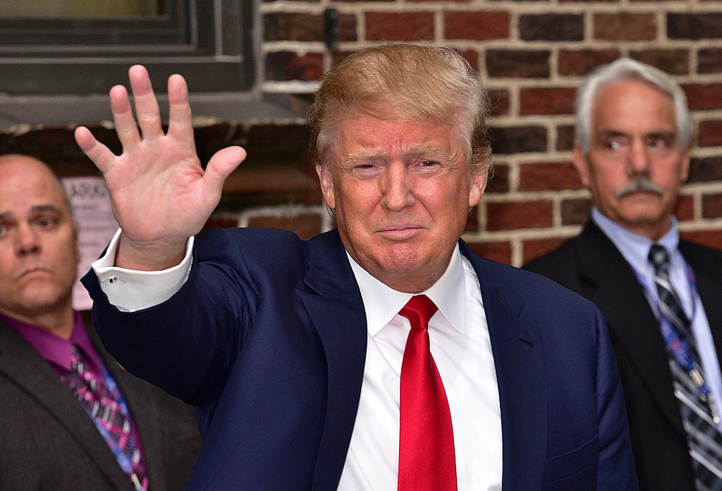Donald Trump abandona el programa “The Late Show With Stephen Colbert” en el Teatro Ed Sullivan el 22 de septiembre de 2015 en la ciudad de Nueva York. (Foto de James Devaney/WireImage)