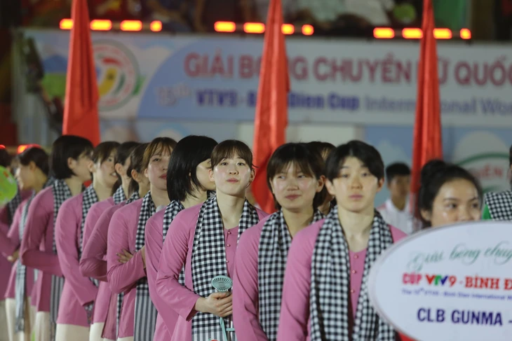 Các chân dài bóng chuyền duyên dáng, dịu dàng với áo bà ba, khăn rằn