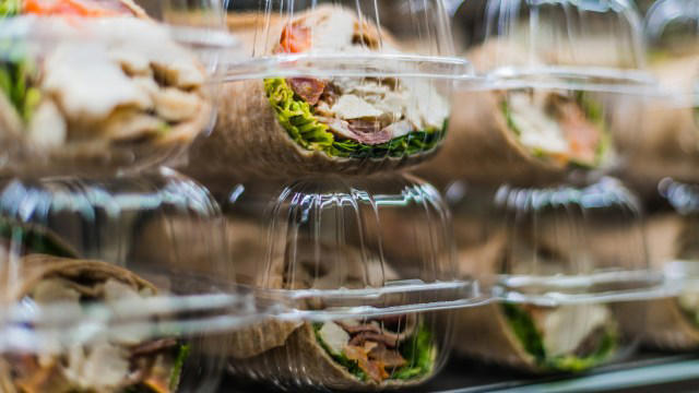 New report says plastic food packaging sheds over 1,000 tons of ...