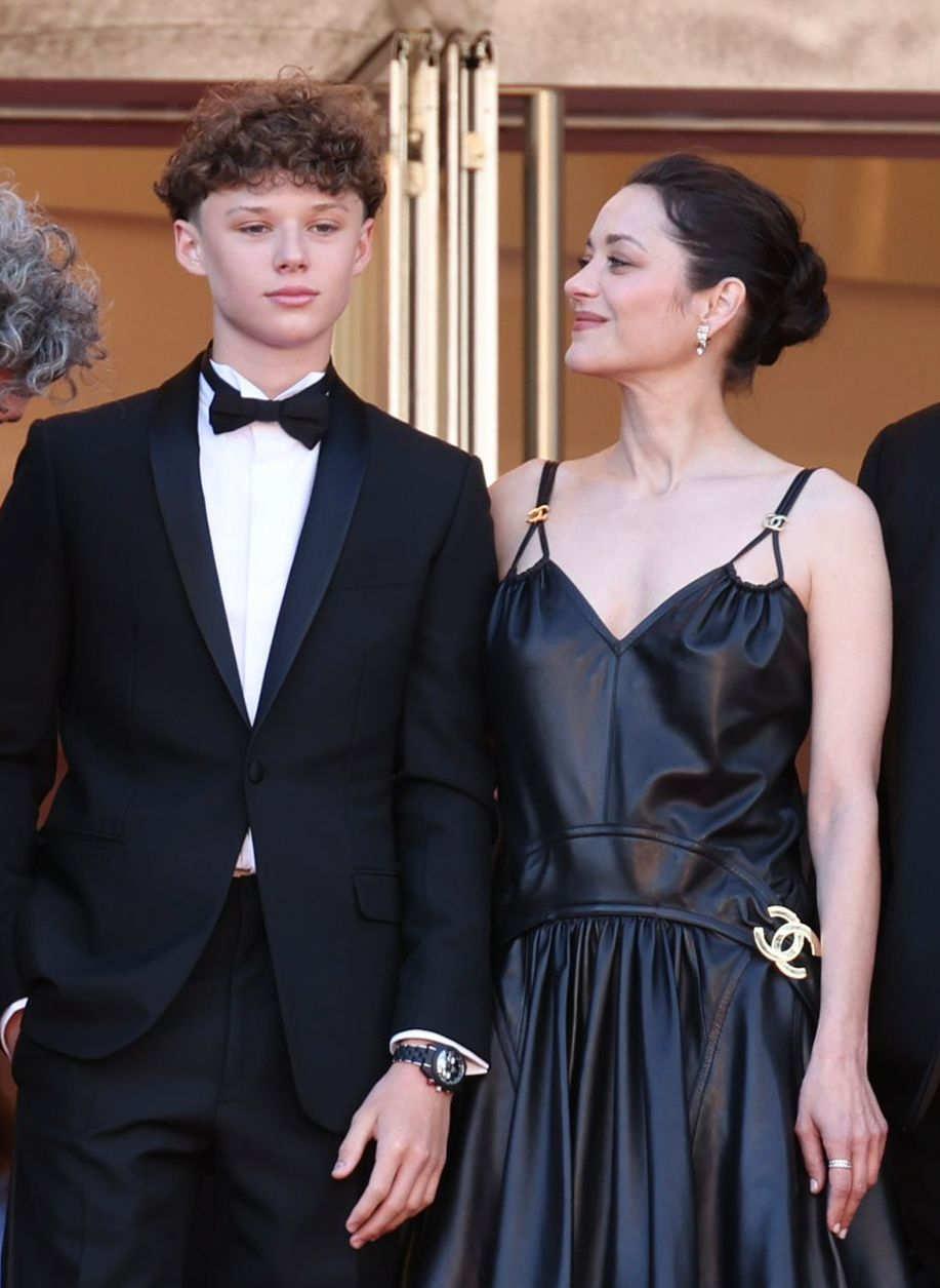 cannes-2026-marion-cotillard-pose-avec-son-fils-marcel-sur-les