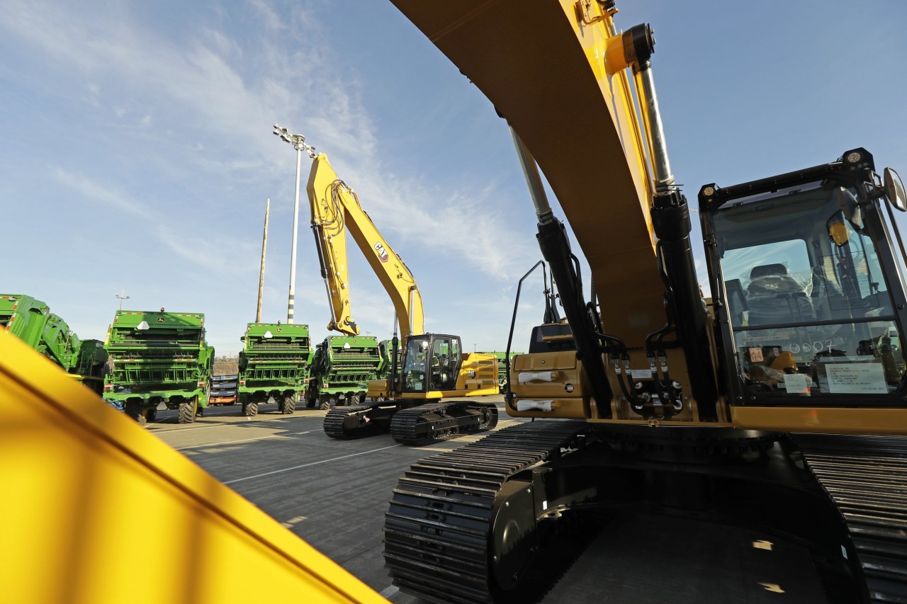 Right-to-repair advocates are taking on Deere again—this time in construction