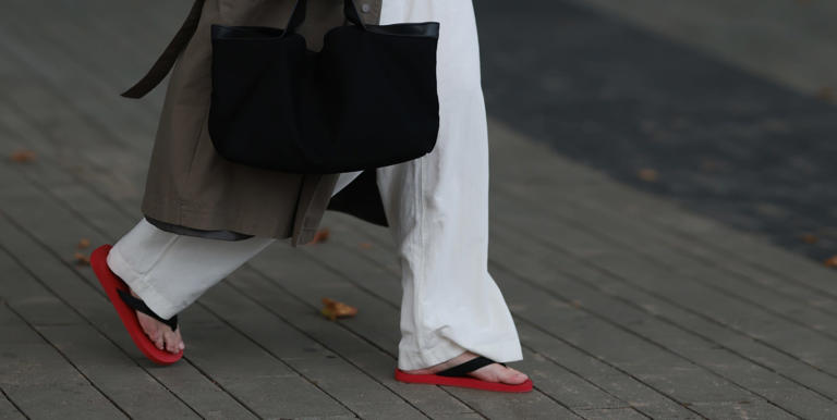 Sandalias rojas planas: el calzado de moda entre las famosas y expertas ...