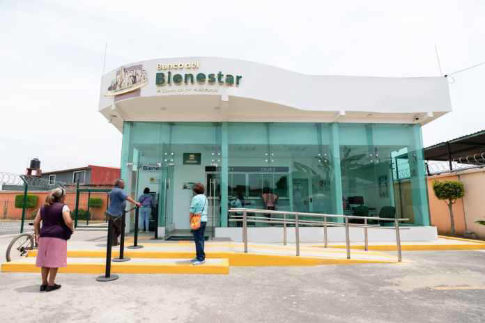 Tres extrabajadores del Banco del Bienestar fueron inhabilitados tras detectar retiros irregulares en cuentas de usuarios.