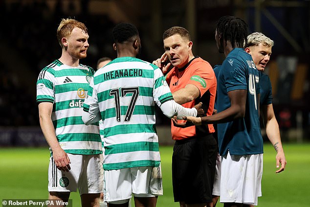 El árbitro de la Premiership, John Beaton, fue puesto bajo protección policial tras la polémica decisión arbitral del Celtic respecto a un penalti.