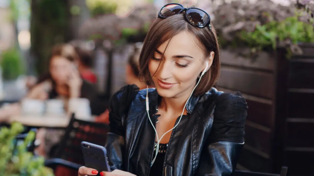 5 Alasan Gen Z Kembali Pilih Headphone Berkabel di Tengah Tren Earbud Nirkabel