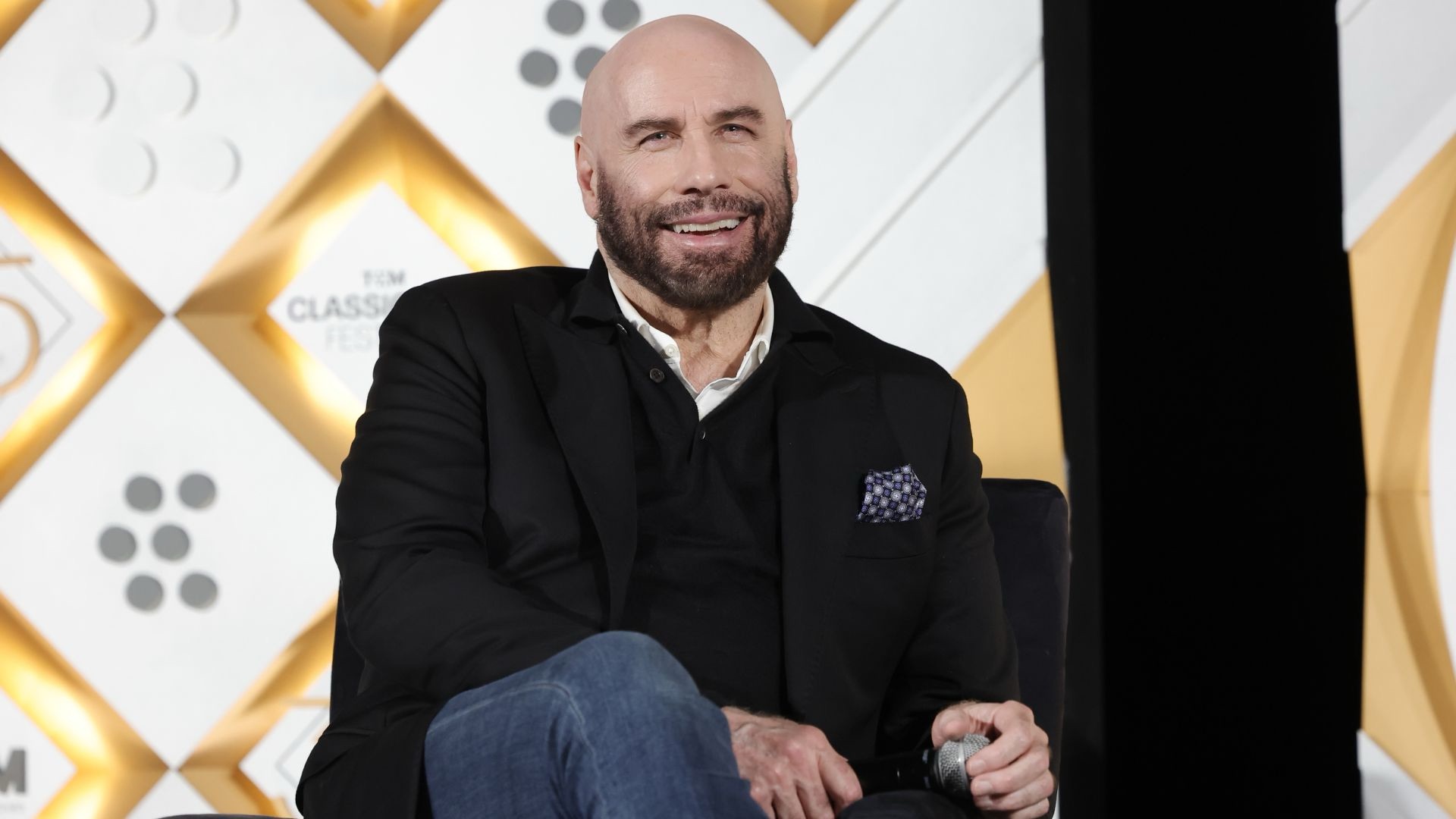 Vídeo – John Travolta estrena nuevo look al bajar del avión, listo para ...