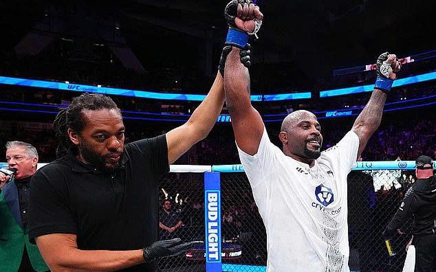 Lạ lùng võ sĩ bị bỏ mặc, sau khi bị hạ knock-out chỉ sau 1 cú đấm