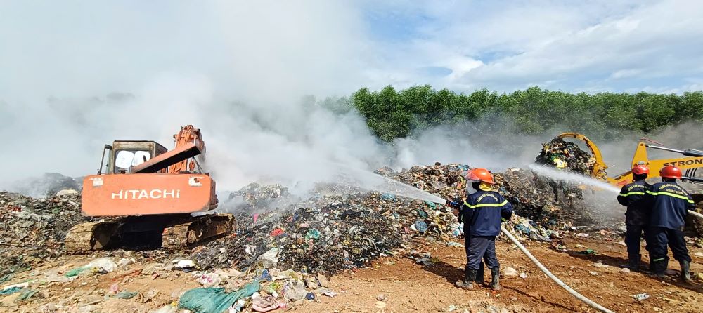 Bãi rác quá tải cháy âm ỉ, khói bụi phát tán gây ảnh hưởng đời sống người dân